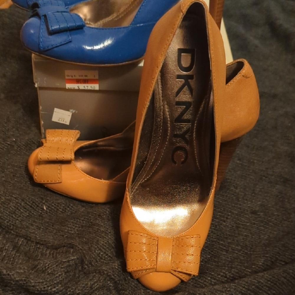 DKNYC Women's Tan Bow Pumps